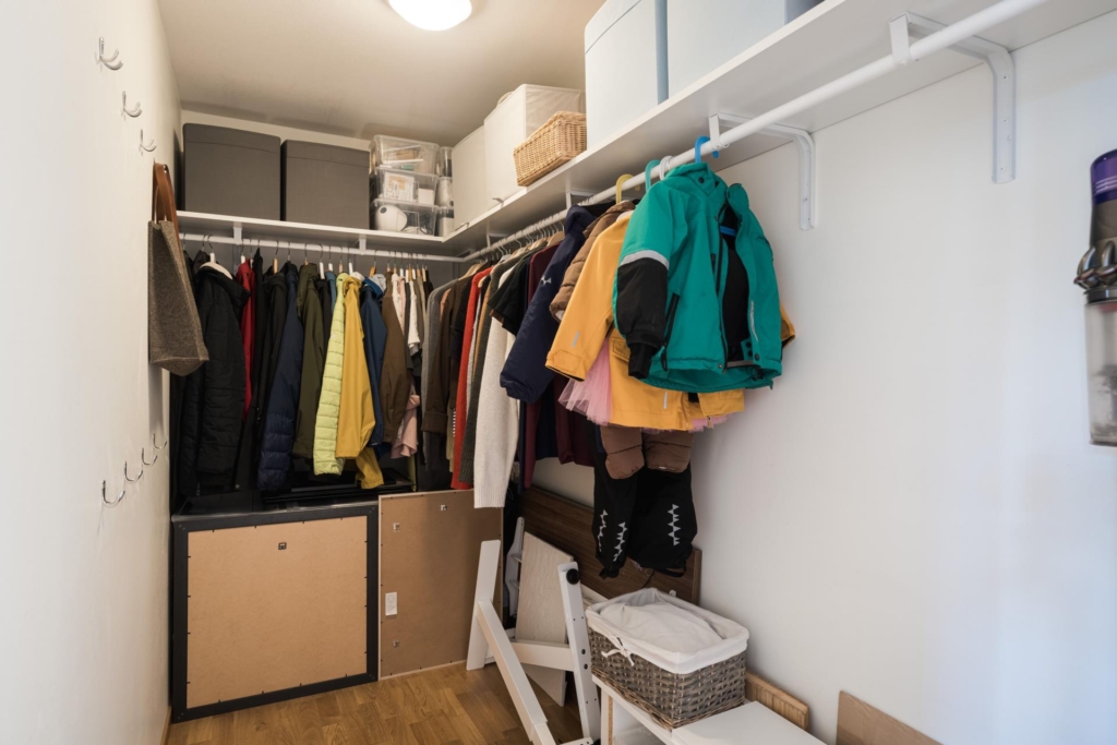 Ljus fyra högt upp i huset – två balkonger, varav en i söderläge!