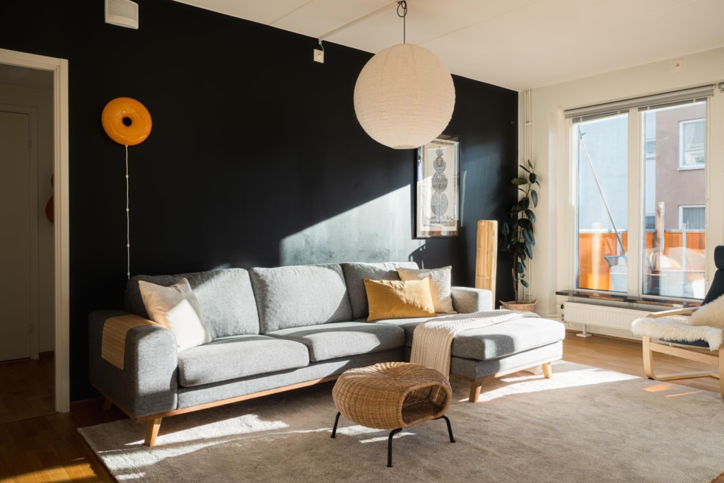 Ljus fyra högt upp i huset – två balkonger, varav en i söderläge!