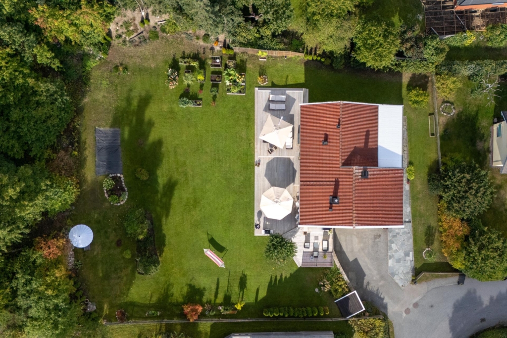 Topprenoverad villa med stor plan tomt och vacker utsikt över Edsviken.