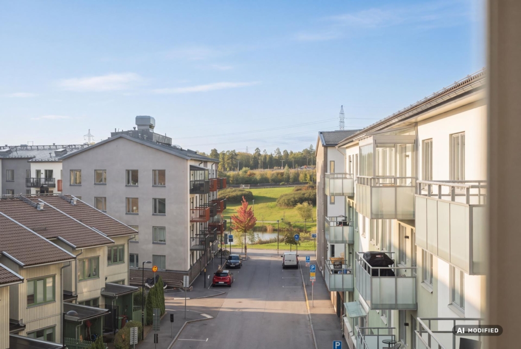Hörntrea högst upp – ljus från alla håll och generös balkong