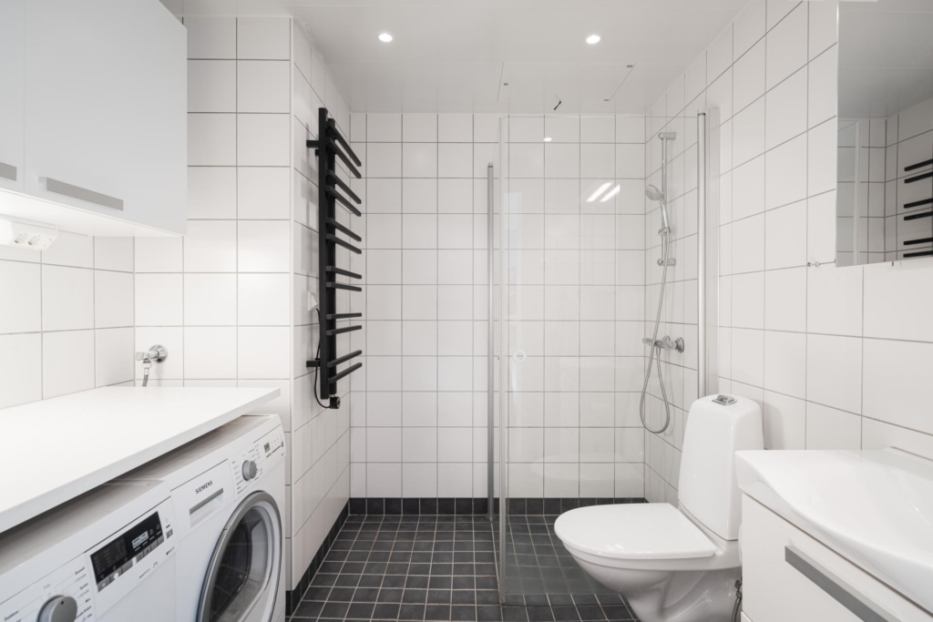 Ljus fyra högt upp i huset – två balkonger, varav en i söderläge!