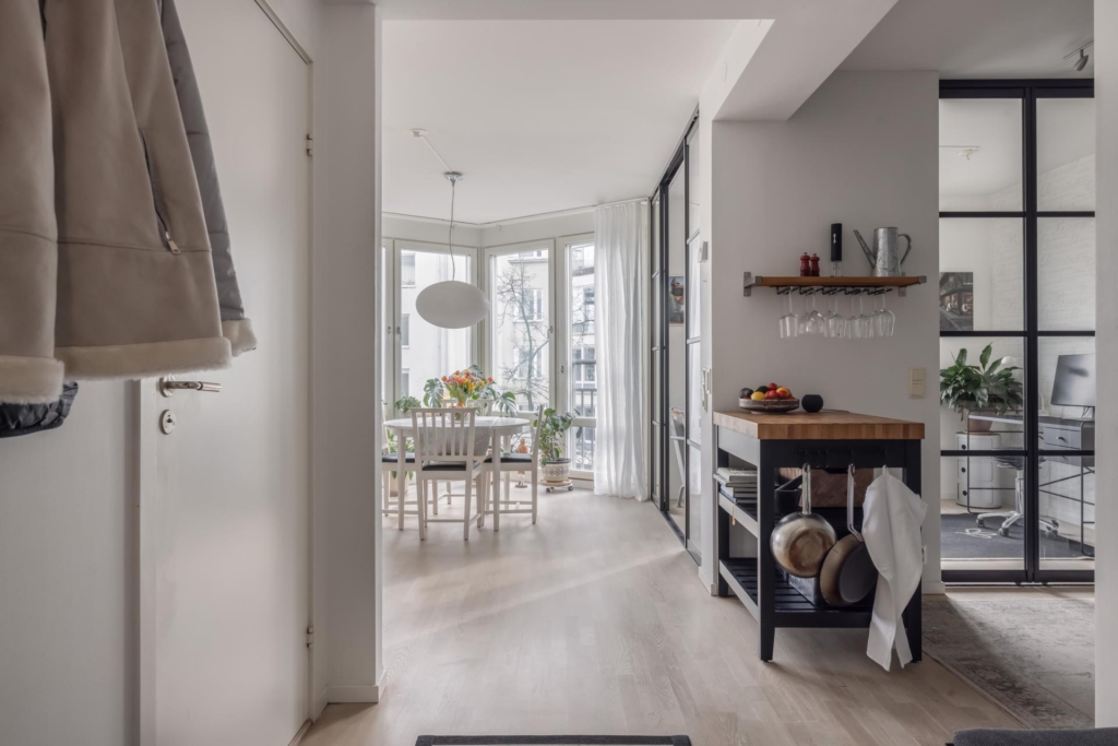 Ljus och smakfullt inredd trea med centralt Sjöstadsläge!