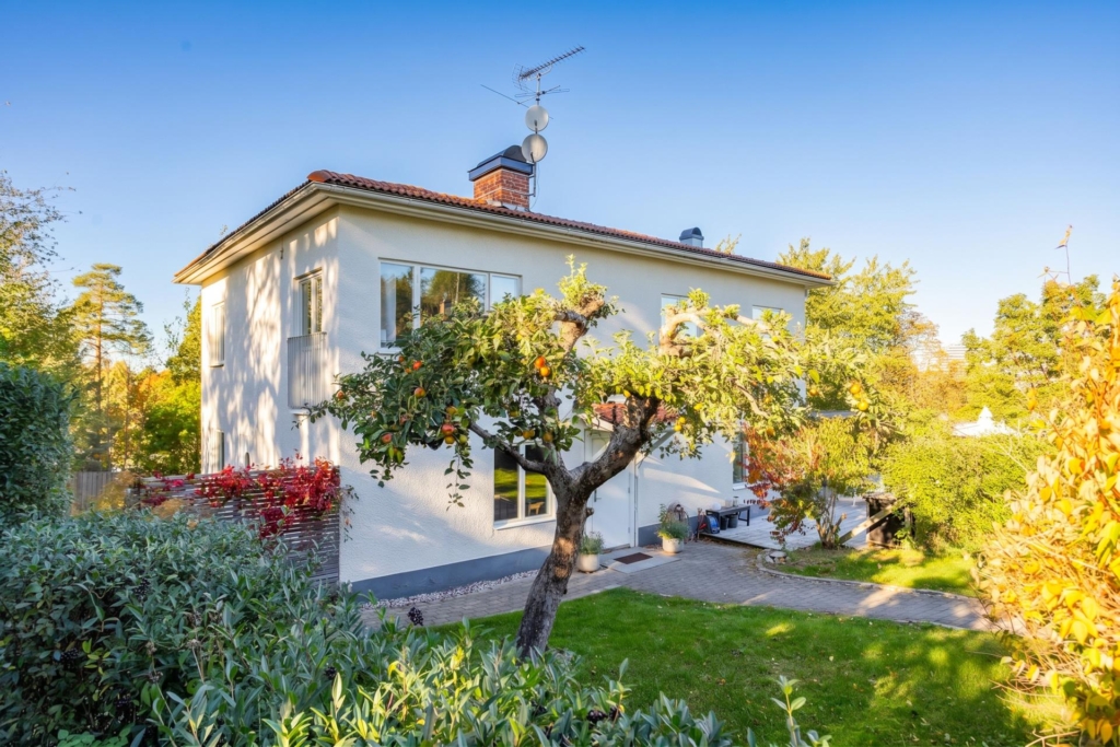Välskött villa med generösa sällskapsytor, två braskaminer och härliga uteplatser!