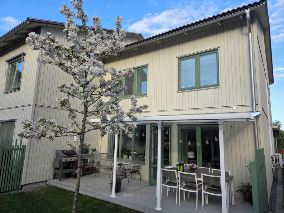 Välplanerat parhus med 5 sovrum och en av dom större tomterna med insynskyddat läge.