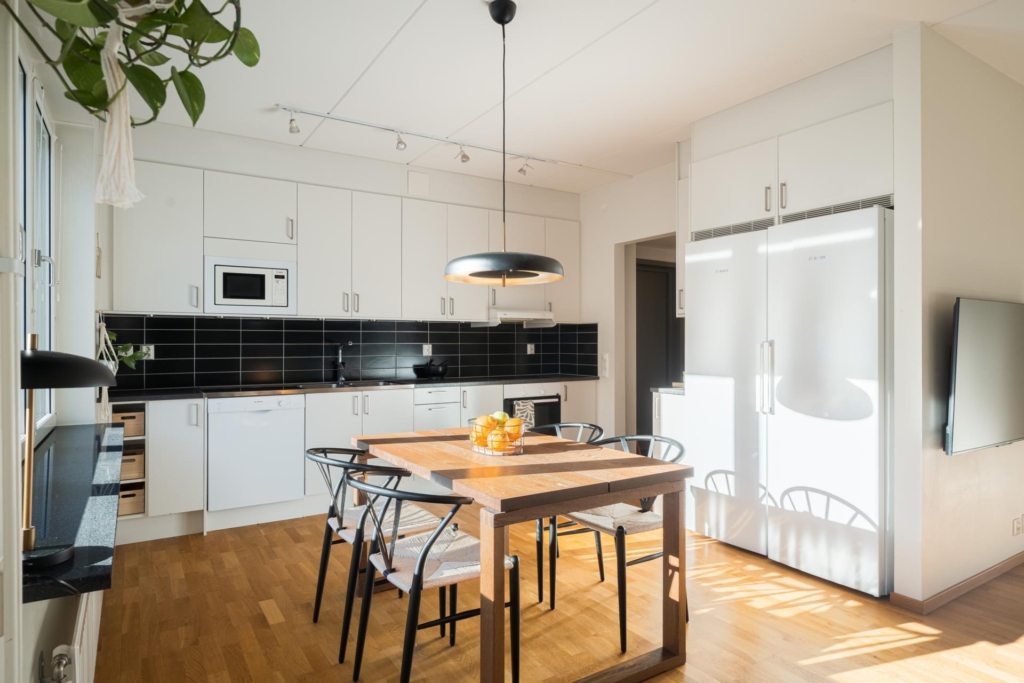 Ljus fyra högt upp i huset – två balkonger, varav en i söderläge!