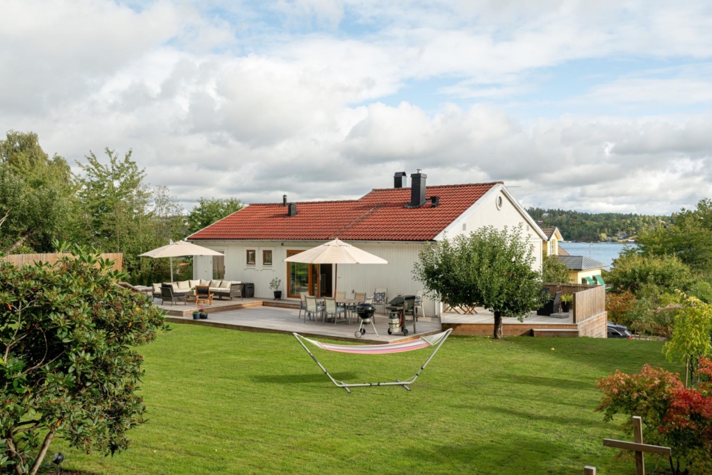 Topprenoverad villa med stor plan tomt och vacker utsikt över Edsviken