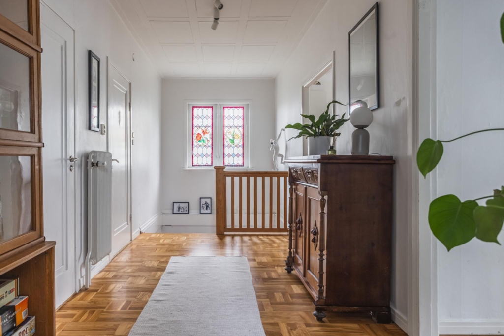 Välskött villa med generösa sällskapsytor, två braskaminer och härliga uteplatser!