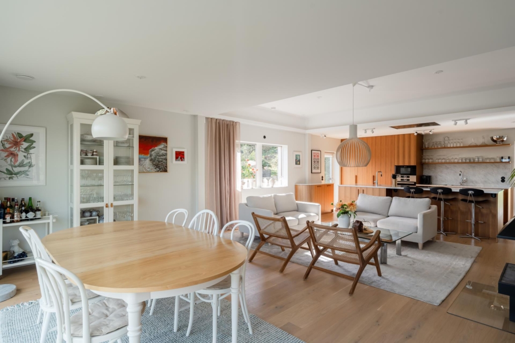 Topprenoverad villa med stor plan tomt och vacker utsikt över Edsviken.
