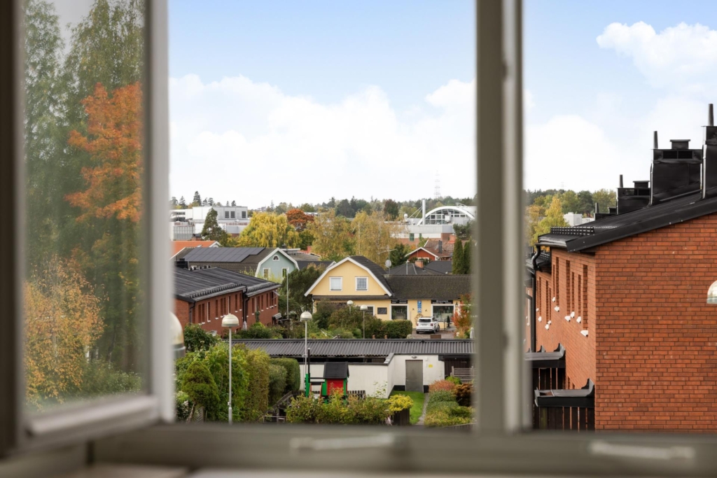 Trivsamt radhus med inglasat uterum och mysiga uteplatser på båda sidor