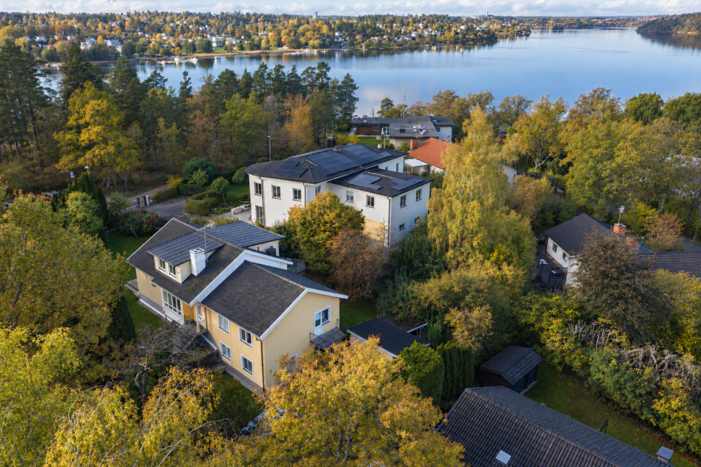 Sjönära och fantastiskt rymlig 50-talsvilla med sydvästvänd tomt samt badrockavstånd till Edsviken.