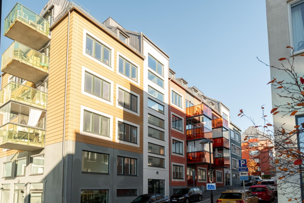Ljus fyra högt upp i huset – två balkonger, varav en i söderläge!