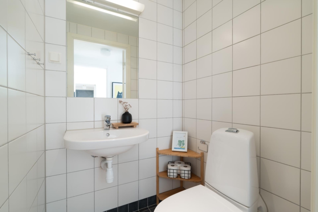 Ljus fyra högt upp i huset – två balkonger, varav en i söderläge!