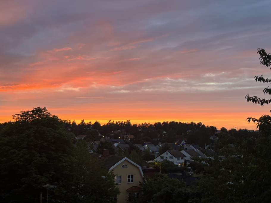 Välskött villa med generösa sällskapsytor, två braskaminer och härliga uteplatser!