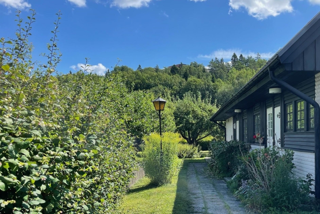Rymlig villa med uthyrningsdel intill grönskande natur