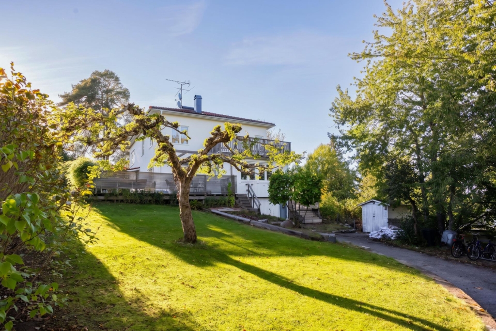 Välskött villa med generösa sällskapsytor, två braskaminer och härliga uteplatser!