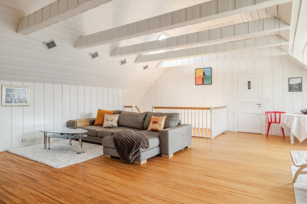 Rymlig villa med uthyrningsdel intill grönskande natur