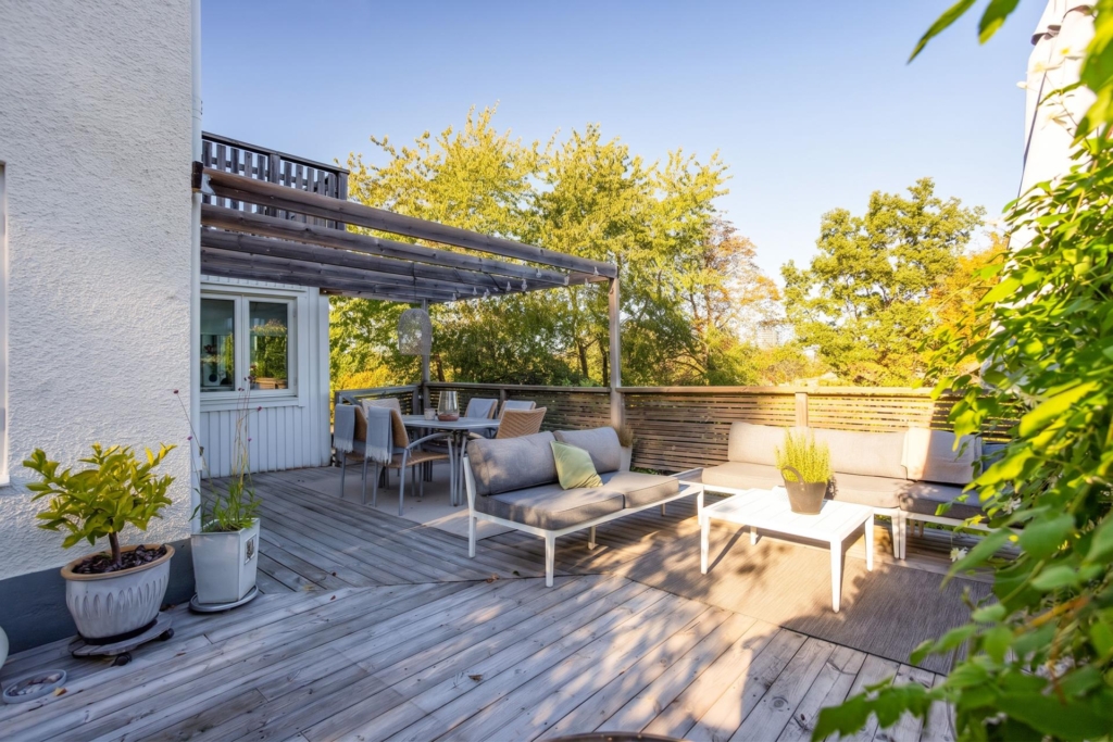 Välskött villa med generösa sällskapsytor, två braskaminer och härliga uteplatser!