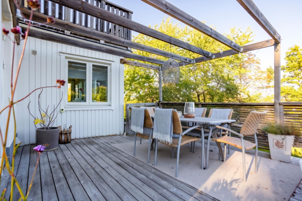 Välskött villa med generösa sällskapsytor, två braskaminer och härliga uteplatser!