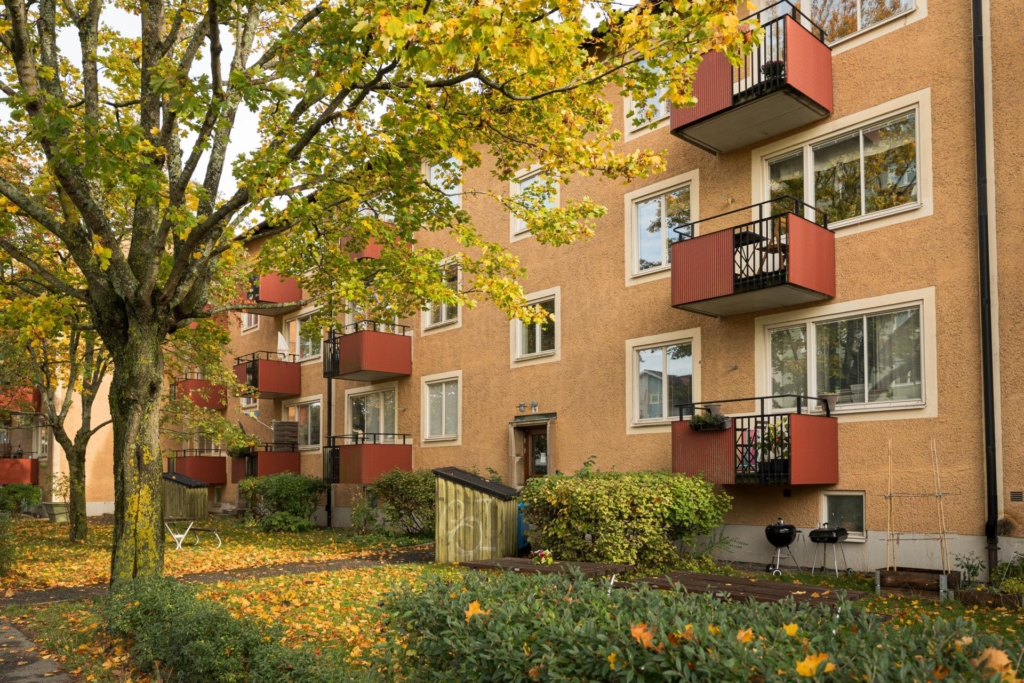 Högst upp med balkong i västerläge
