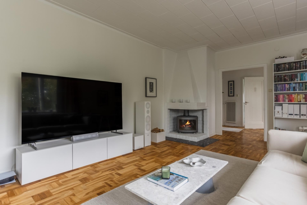 Välskött villa med generösa sällskapsytor, två braskaminer och härliga uteplatser!