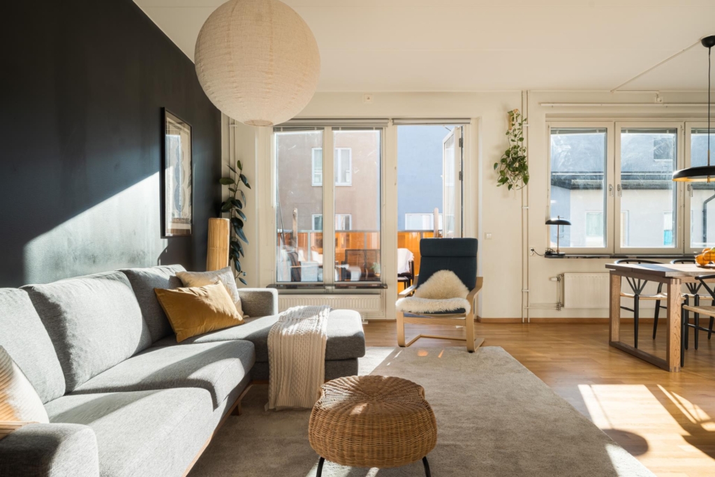 Ljus fyra högt upp i huset – två balkonger, varav en i söderläge!
