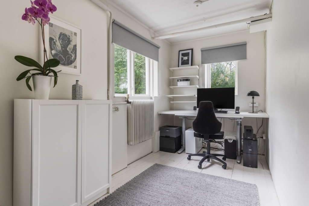 Välskött villa med generösa sällskapsytor, två braskaminer och härliga uteplatser!