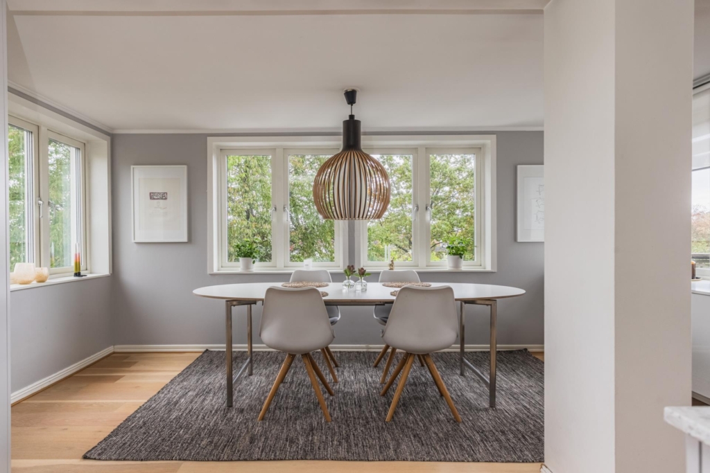 Välskött villa med generösa sällskapsytor, två braskaminer och härliga uteplatser!