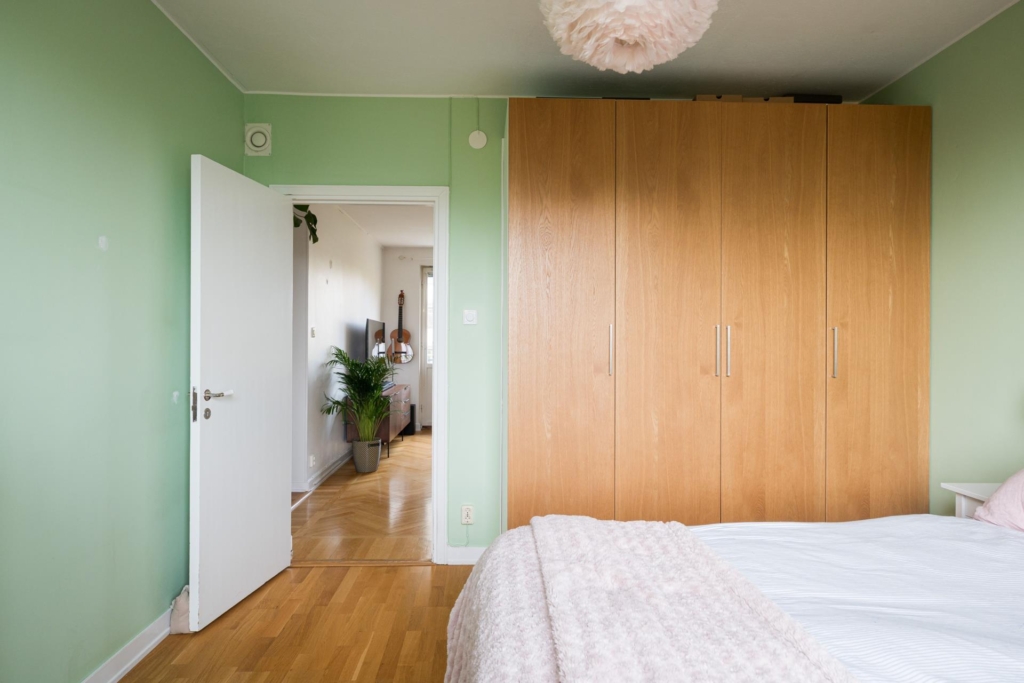 Högst upp med balkong i västerläge