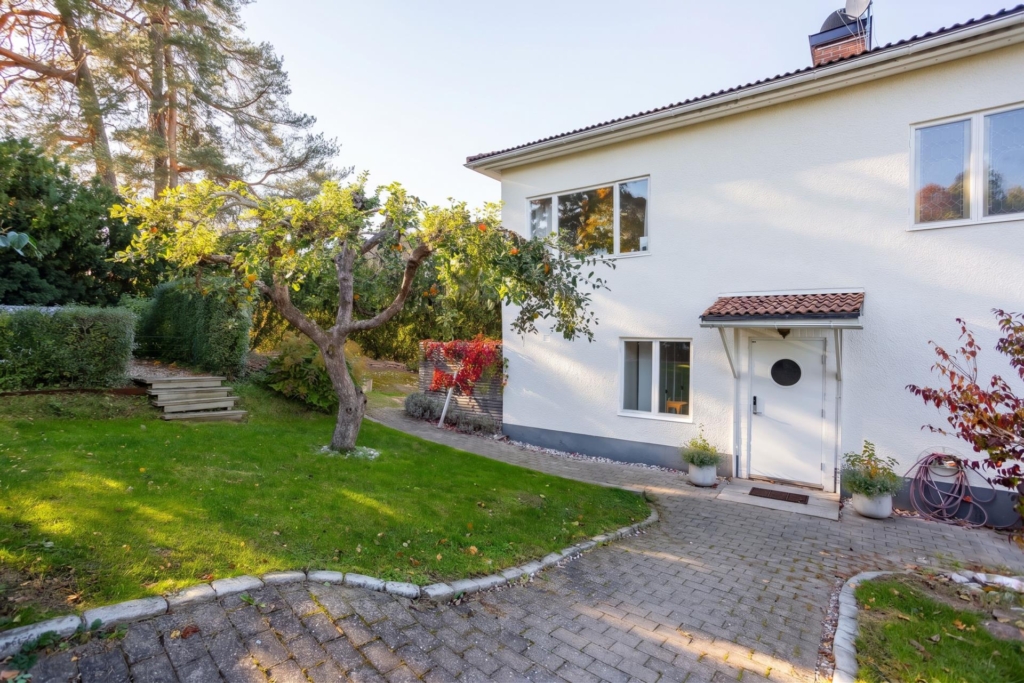 Välskött villa med generösa sällskapsytor, två braskaminer och härliga uteplatser!