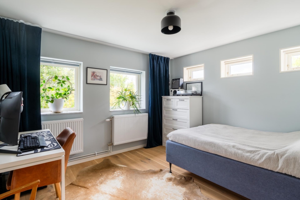 Topprenoverad villa med stor plan tomt och vacker utsikt över Edsviken.