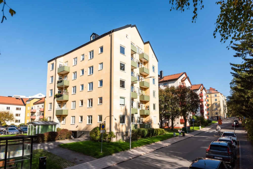 Representativ femma om 141 kvm med öppen spis, två balkonger och två entréer