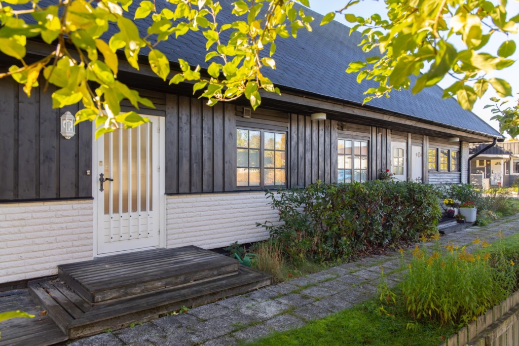 Rymlig villa med uthyrningsdel intill grönskande natur