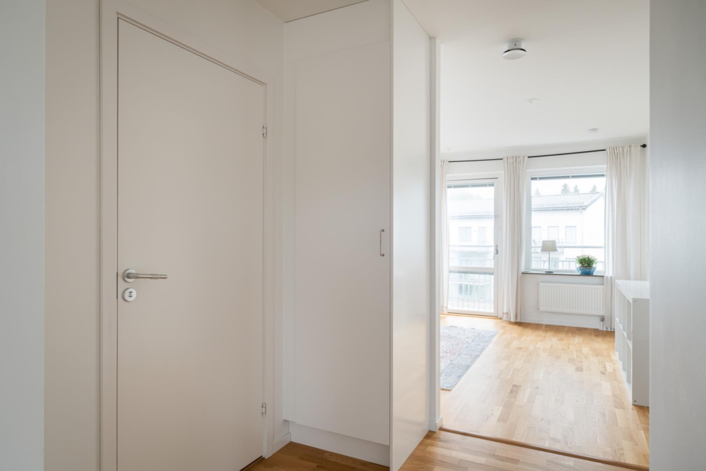 Hörntrea högst upp – ljus från alla håll och generös balkong