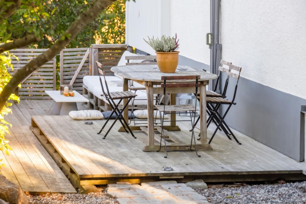Välskött villa med generösa sällskapsytor, två braskaminer och härliga uteplatser!