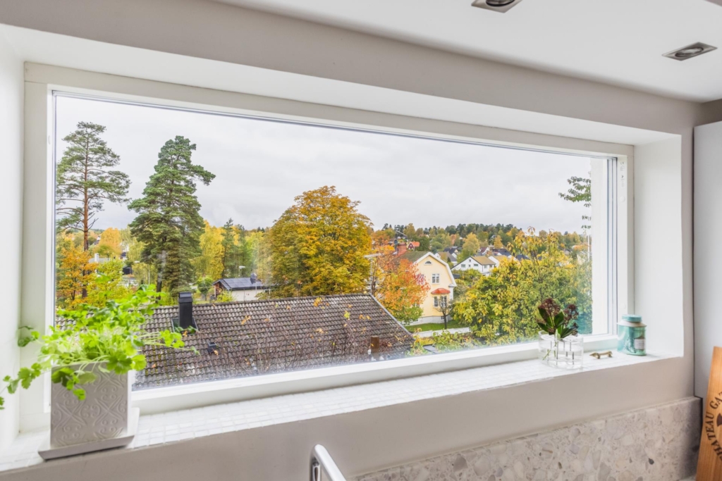 Välskött villa med generösa sällskapsytor, två braskaminer och härliga uteplatser!