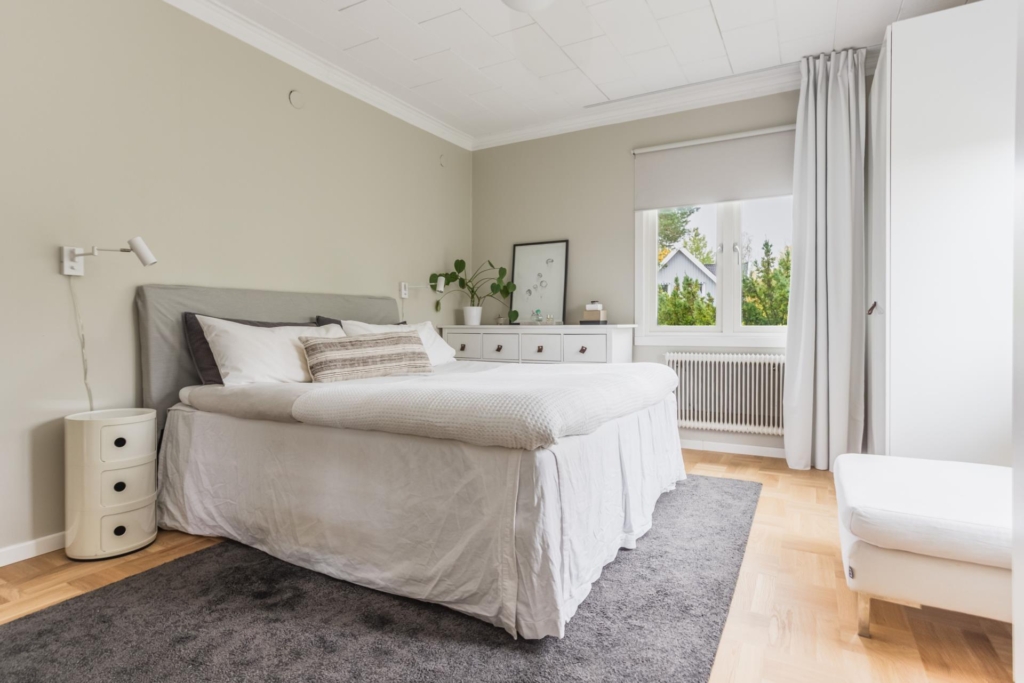 Välskött villa med generösa sällskapsytor, två braskaminer och härliga uteplatser!