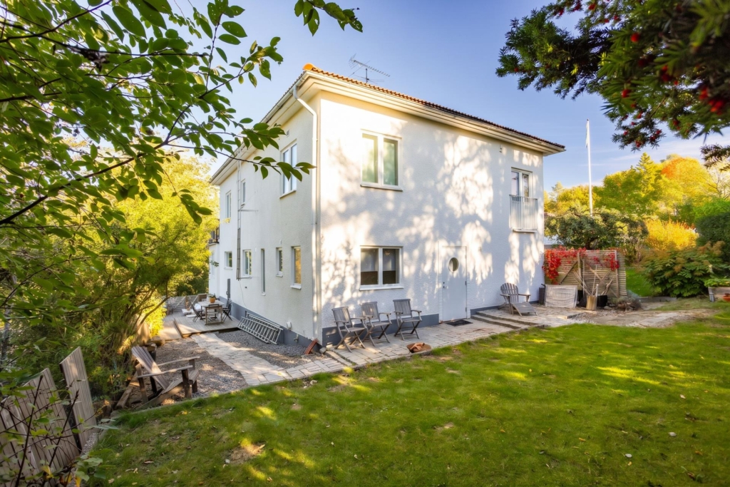 Välskött villa med generösa sällskapsytor, två braskaminer och härliga uteplatser!