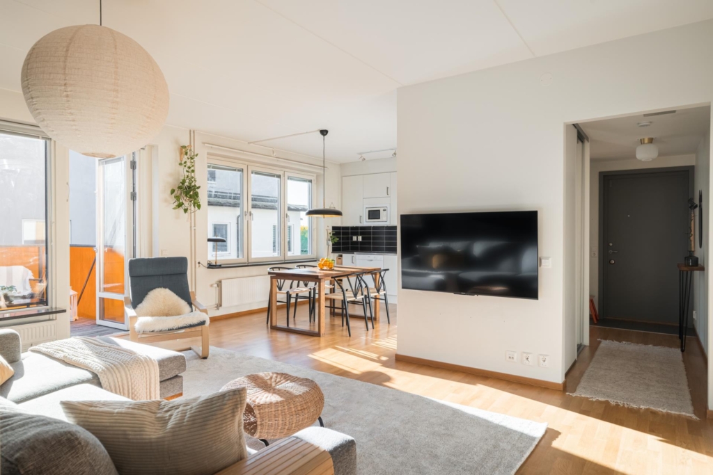 Ljus fyra högt upp i huset – två balkonger, varav en i söderläge!
