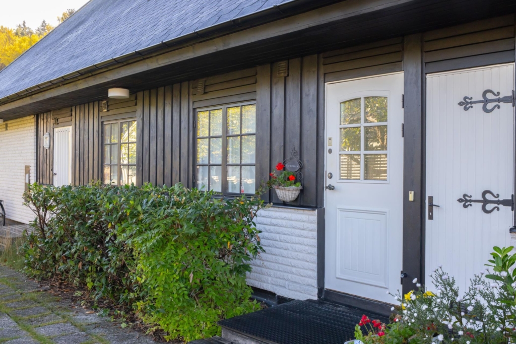 Rymlig villa med uthyrningsdel intill grönskande natur