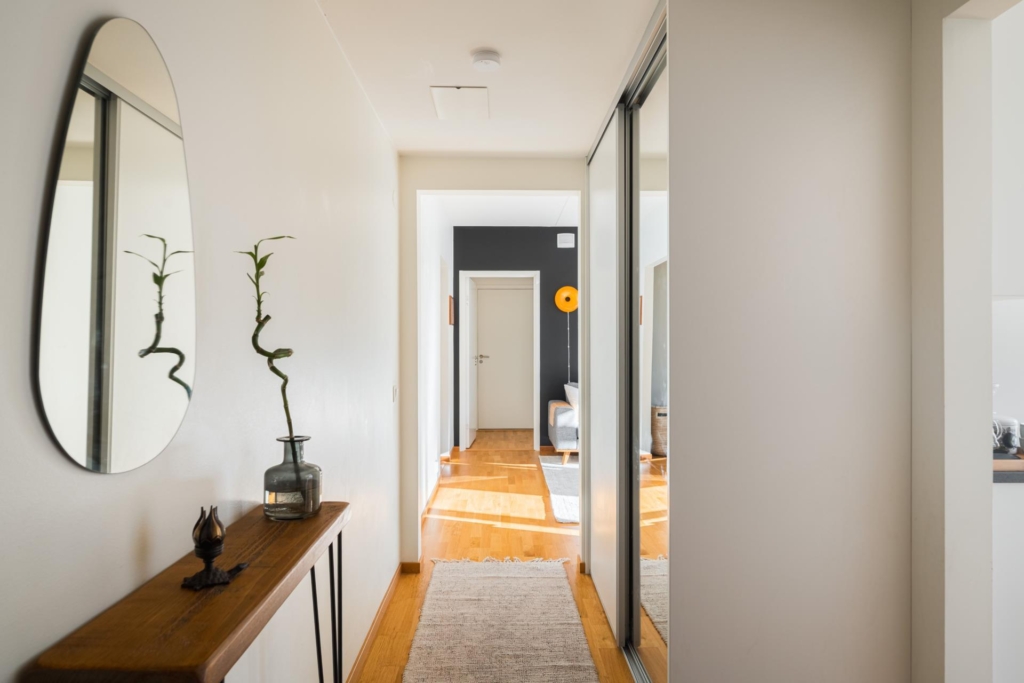 Ljus fyra högt upp i huset – två balkonger, varav en i söderläge!