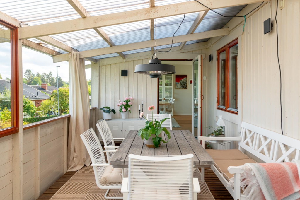 Topprenoverad villa med stor plan tomt och vacker utsikt över Edsviken.