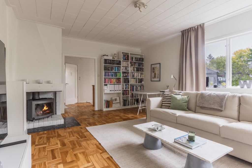 Välskött villa med generösa sällskapsytor, två braskaminer och härliga uteplatser!