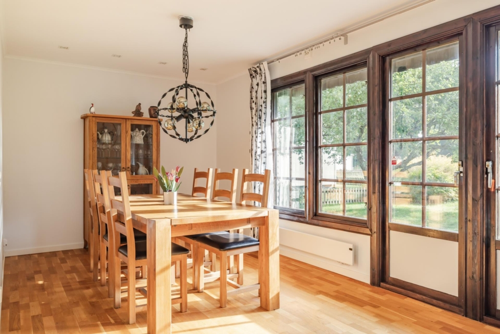 Rymlig villa med uthyrningsdel intill grönskande natur