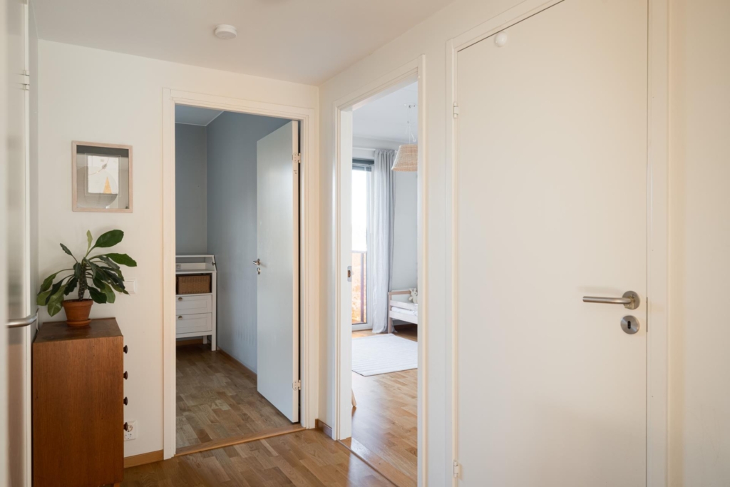 Ljus fyra högt upp i huset – två balkonger, varav en i söderläge!