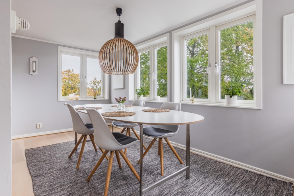 Välskött villa med generösa sällskapsytor, två braskaminer och härliga uteplatser!