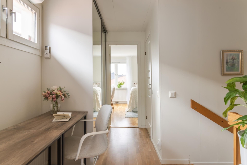 Trivsamt radhus med inglasat uterum och mysiga uteplatser på båda sidor