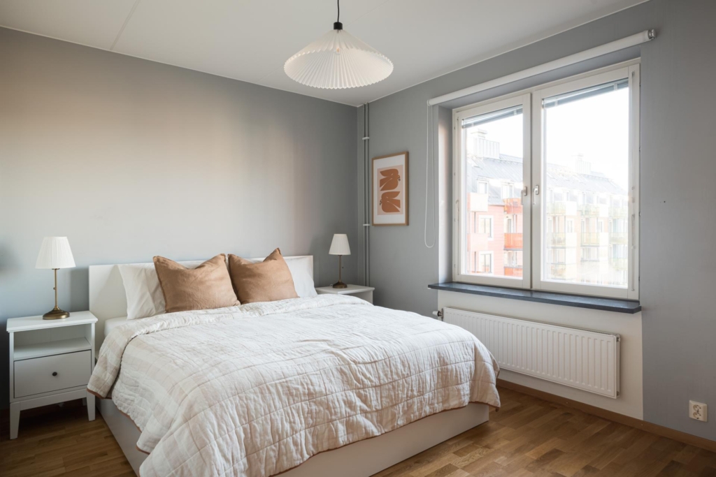 Ljus fyra högt upp i huset – två balkonger, varav en i söderläge!