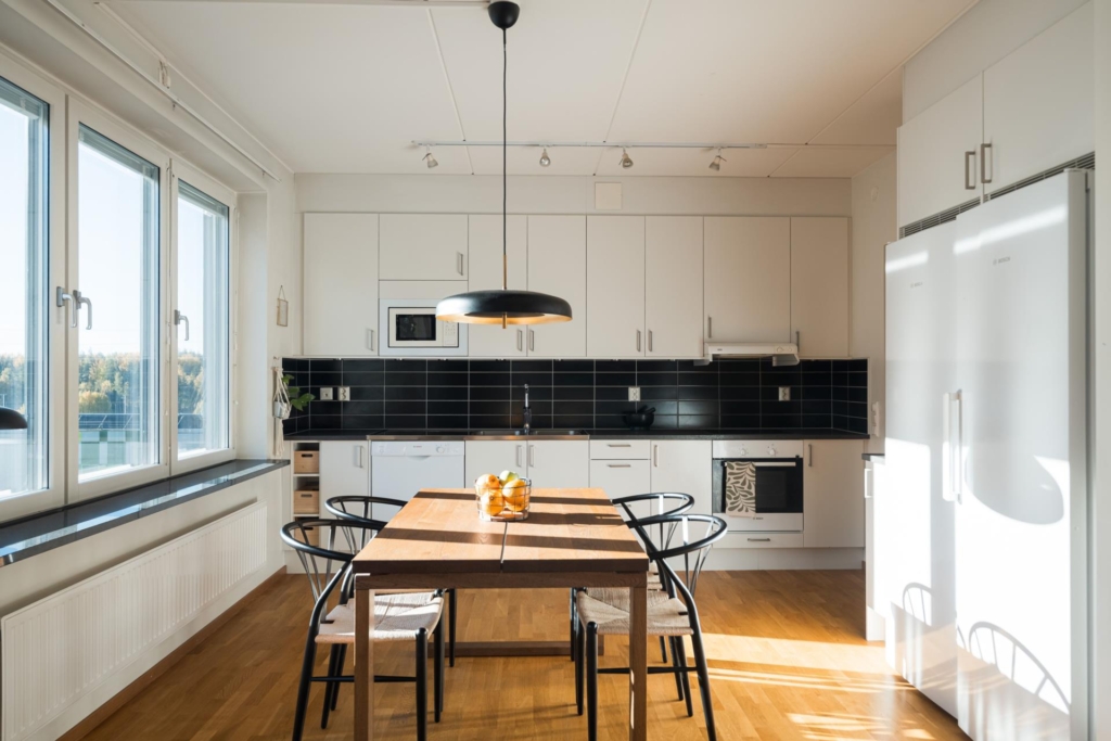 Ljus fyra högt upp i huset – två balkonger, varav en i söderläge!