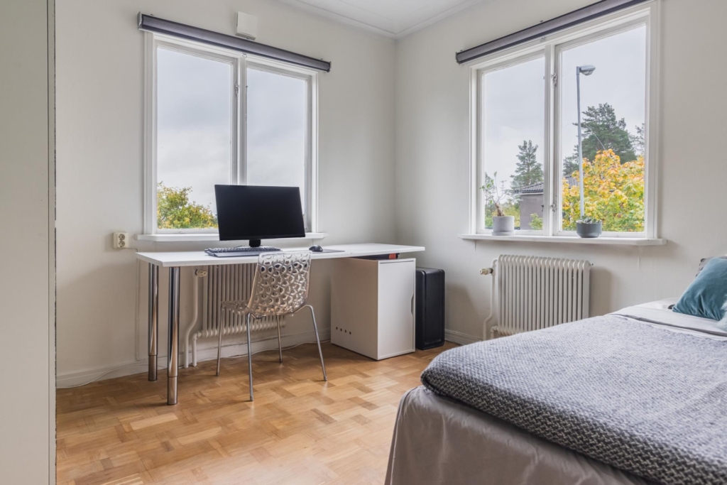 Välskött villa med generösa sällskapsytor, två braskaminer och härliga uteplatser!