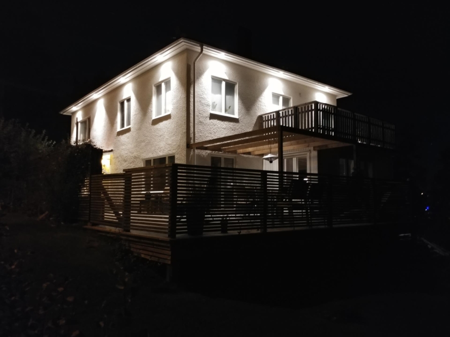 Välskött villa med generösa sällskapsytor, två braskaminer och härliga uteplatser!